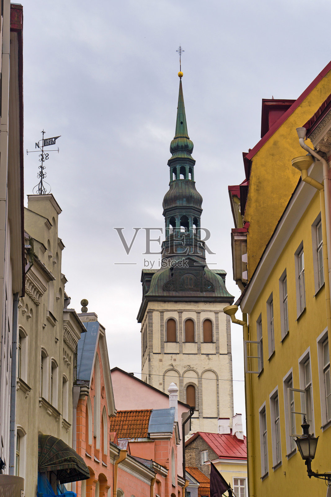 古老的塔林街道和圣尼古拉斯教堂。照片摄影图片