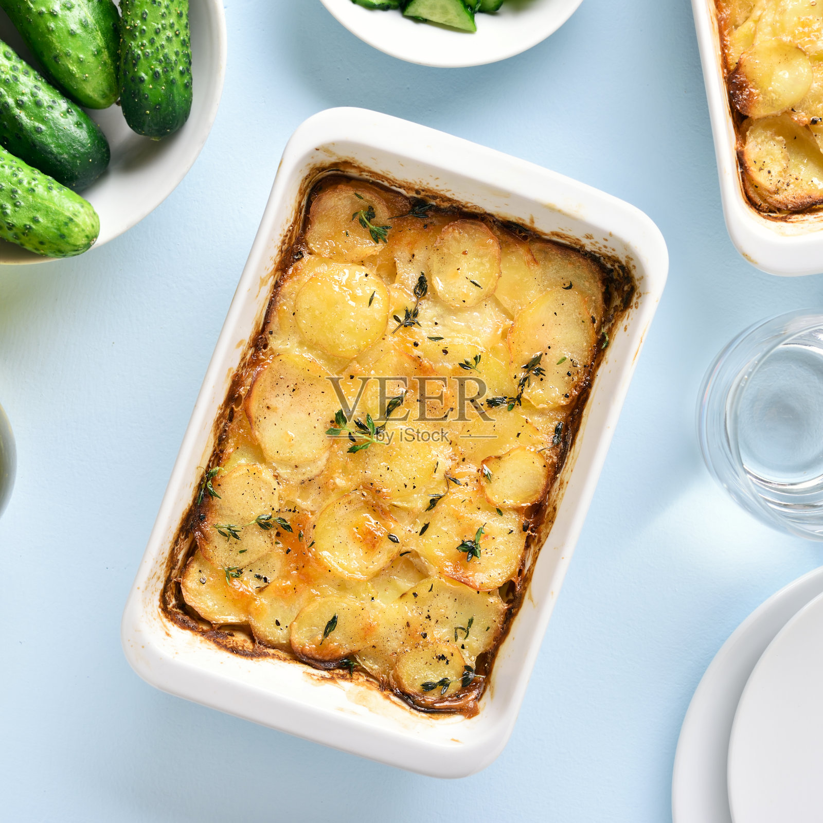 烤盘里的土豆片照片摄影图片