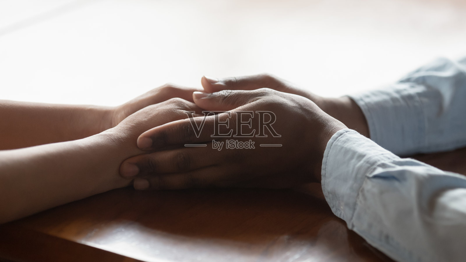 有爱的混血儿牵着混血儿女人的手。照片摄影图片