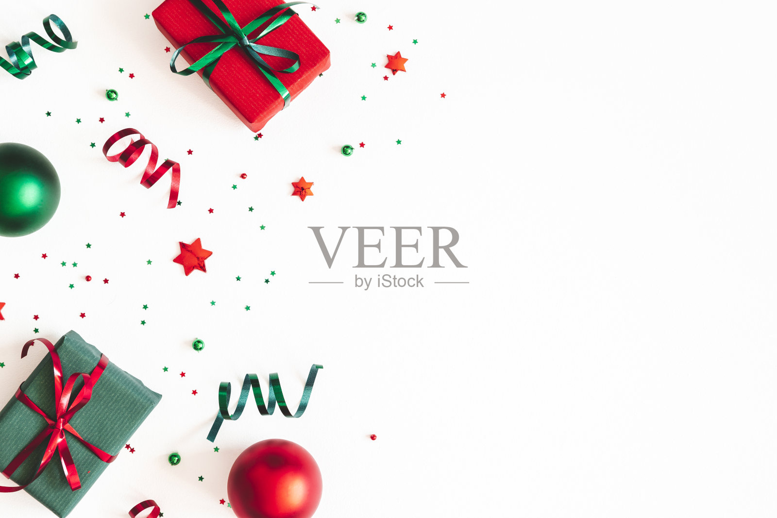 圣诞组成。礼物,红色和绿色的装饰品在白色的背景。圣诞节,冬天,新年的概念。平铺,俯视图,拷贝空间照片摄影图片