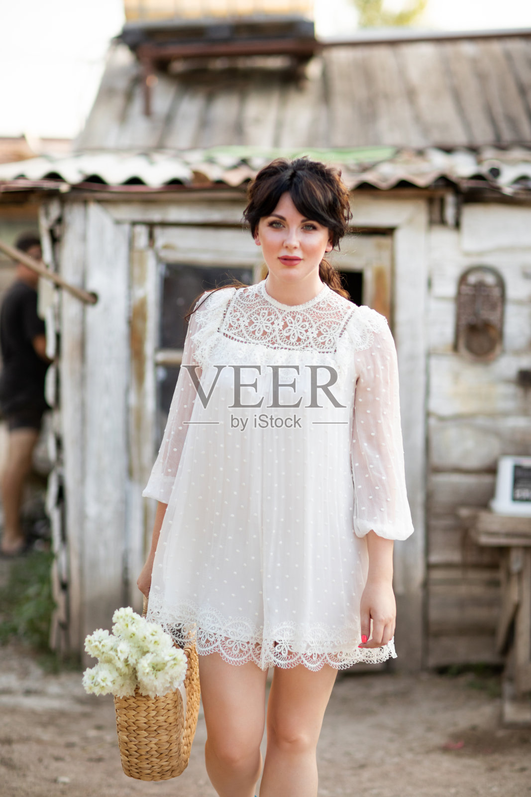 穿着白色衣服的女人在乡村摆姿势。照片摄影图片