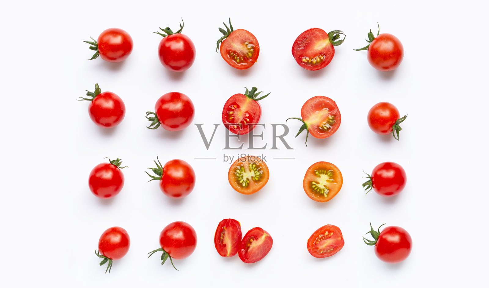 新鲜的番茄,整个和半切,孤立地放在白色背景上。照片摄影图片