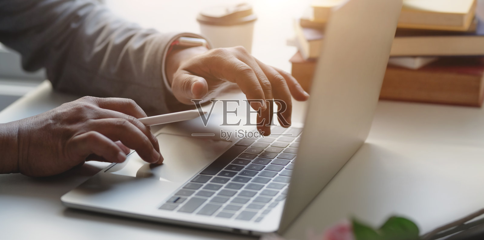 特写的年轻商人在他的项目上工作,同时打字在笔记本电脑上照片摄影图片