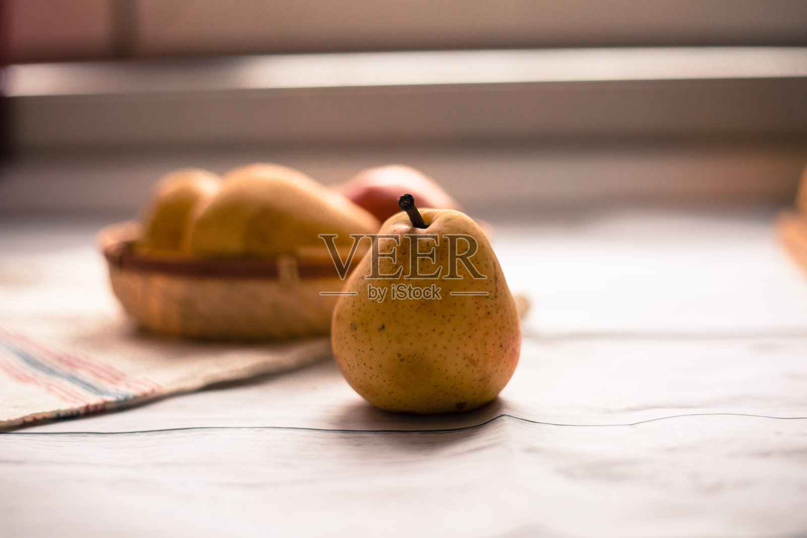 水果的背景。新鲜的有机梨放在旧木头上。梨秋收照片摄影图片