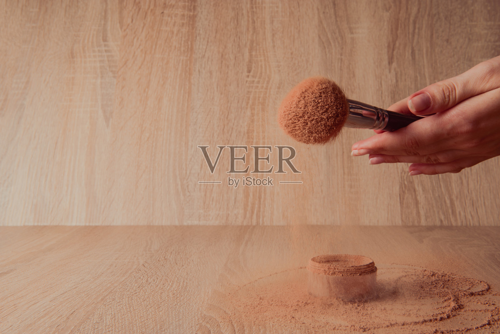 用刷子在黑色背景上分离化妆粉照片摄影图片