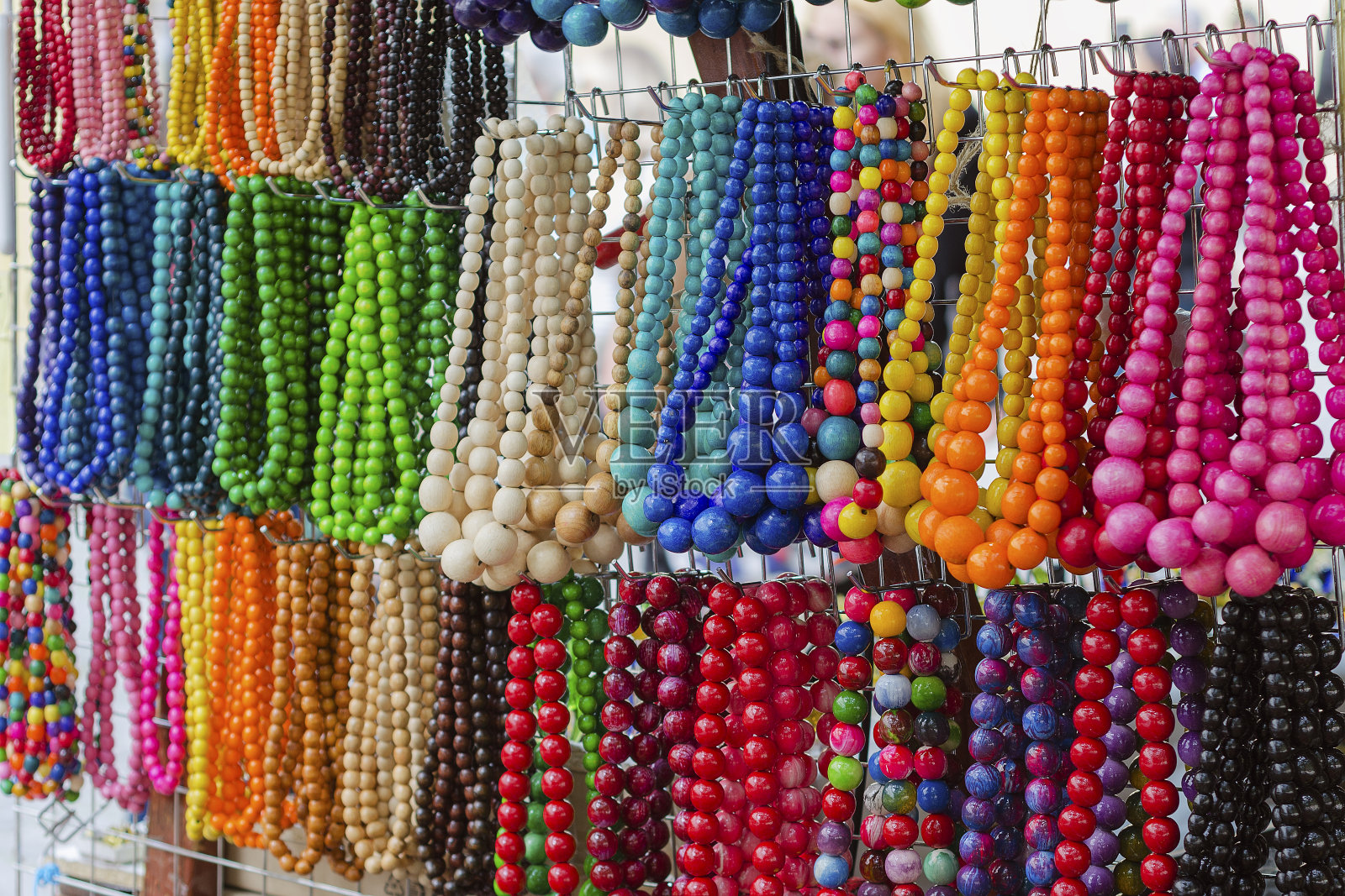 市场上的彩色珠子照片摄影图片