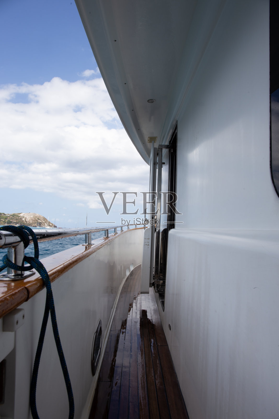 游艇生活:从豪华私人游艇上俯瞰利帕里岛和埃奥利亚群岛。船的细节。照片摄影图片