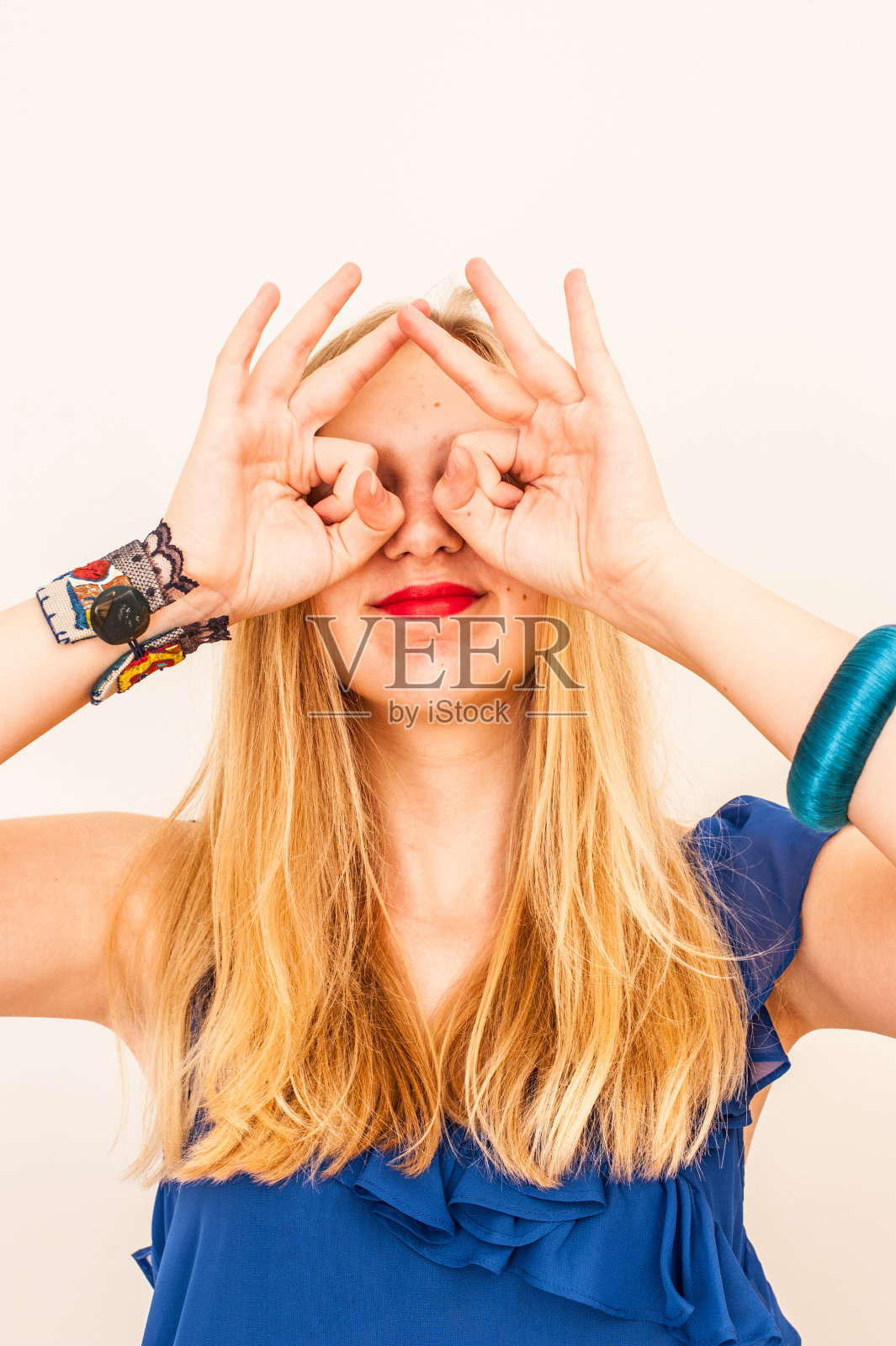 滑稽的少女用望远镜看手势照片摄影图片