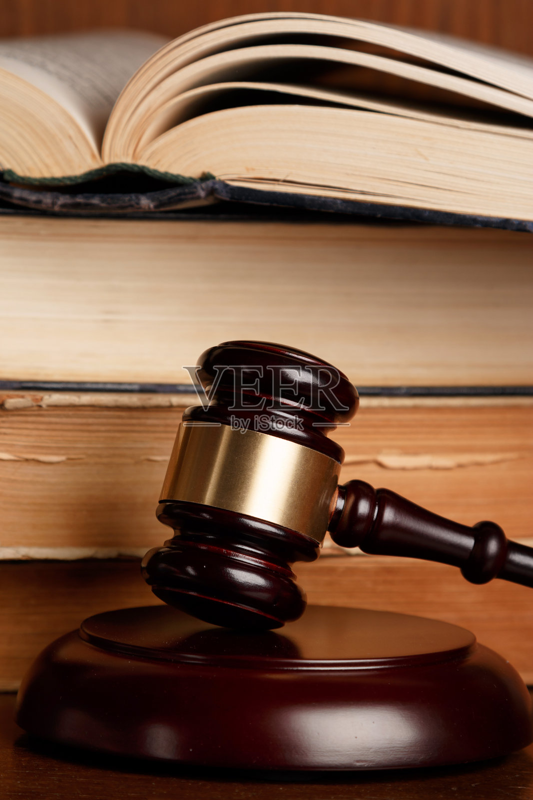 法槌和书籍照片摄影图片