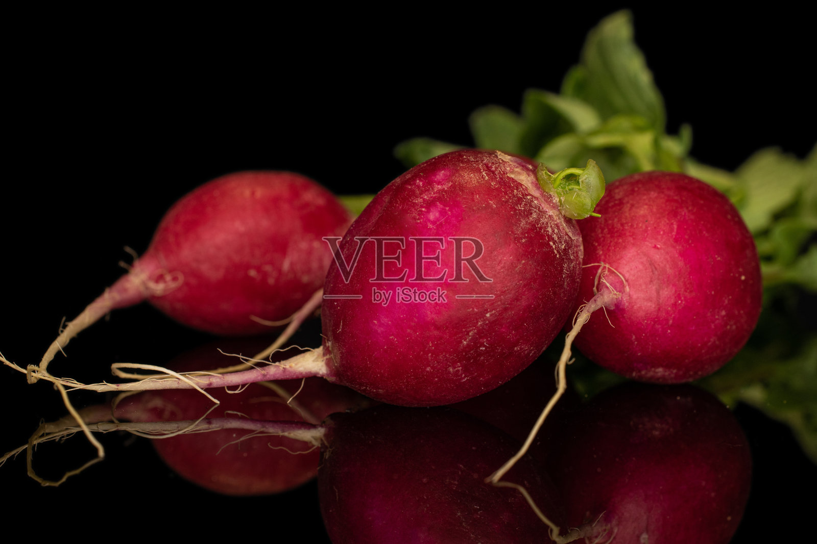 新鲜红萝卜孤立在黑色玻璃上照片摄影图片