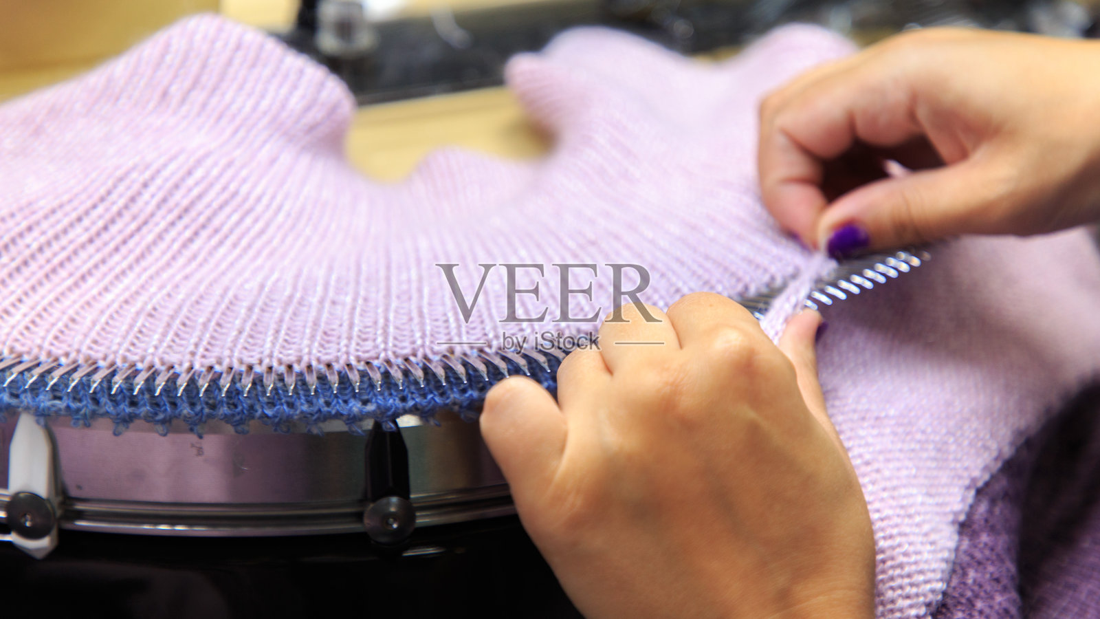 绕线机操作员工作照片摄影图片