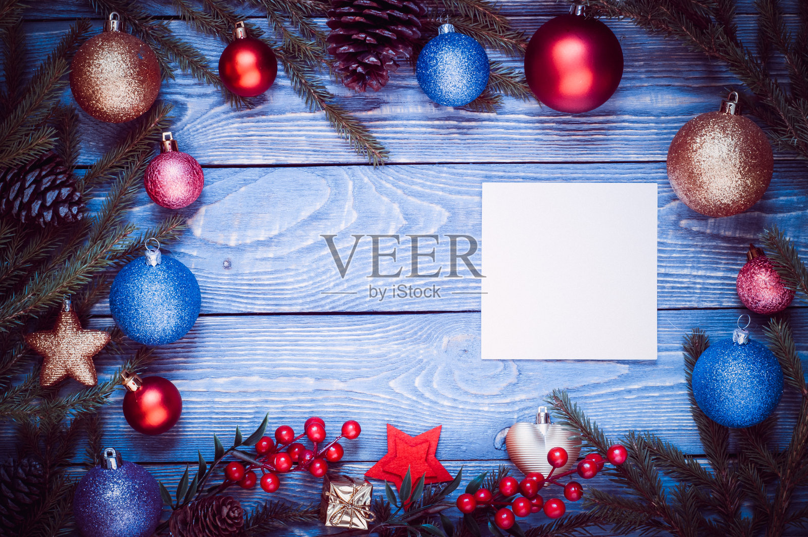 装饰在木板上的圣诞树。圣诞玩具。新年。表祝贺。照片摄影图片