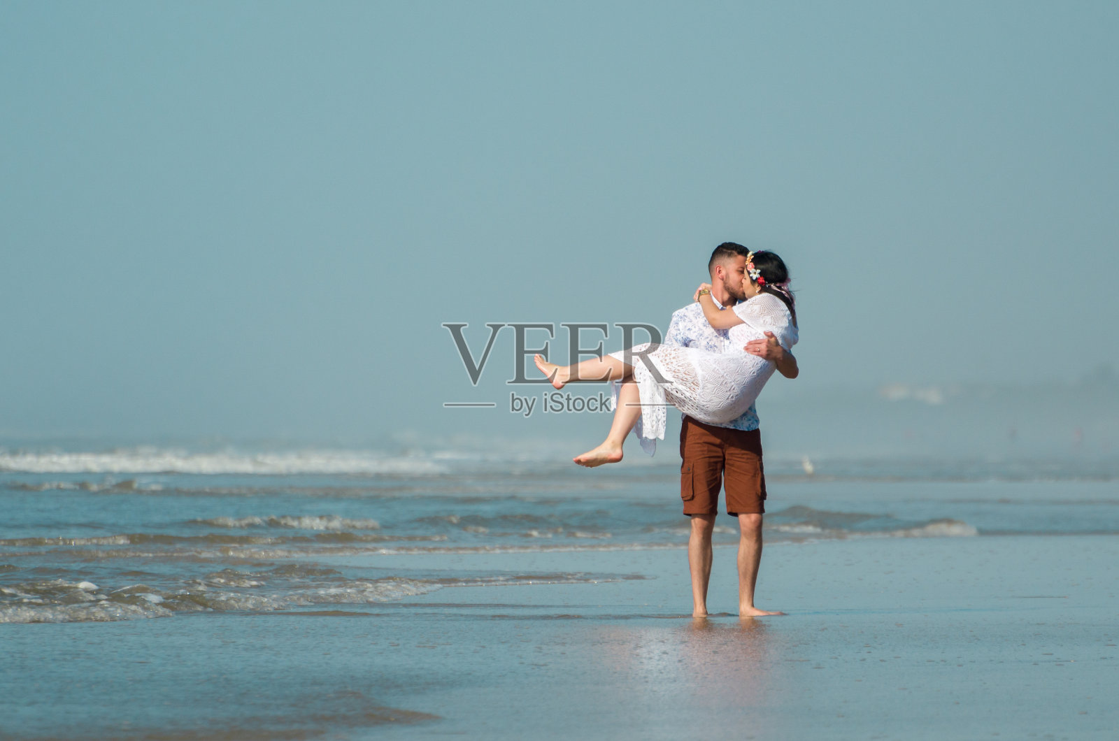 婚礼前夫妇和令人惊叹的风景在托雷斯海滩。照片摄影图片