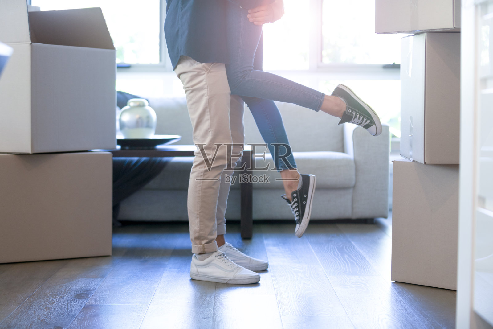 夫妻在搬进新房子后拥抱。照片摄影图片