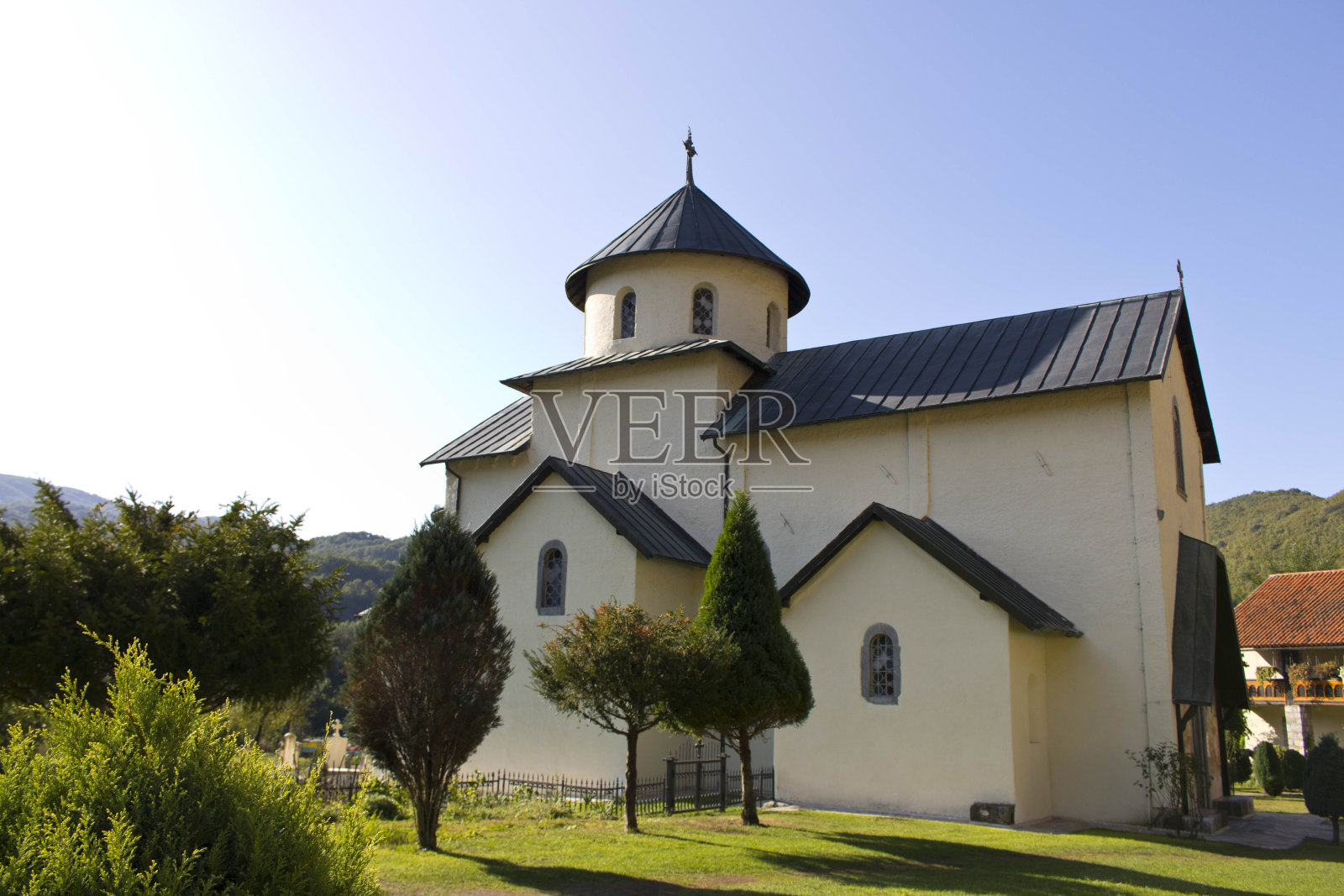 黑山的一座古老修道院的教堂,映衬着蓝天。照片摄影图片
