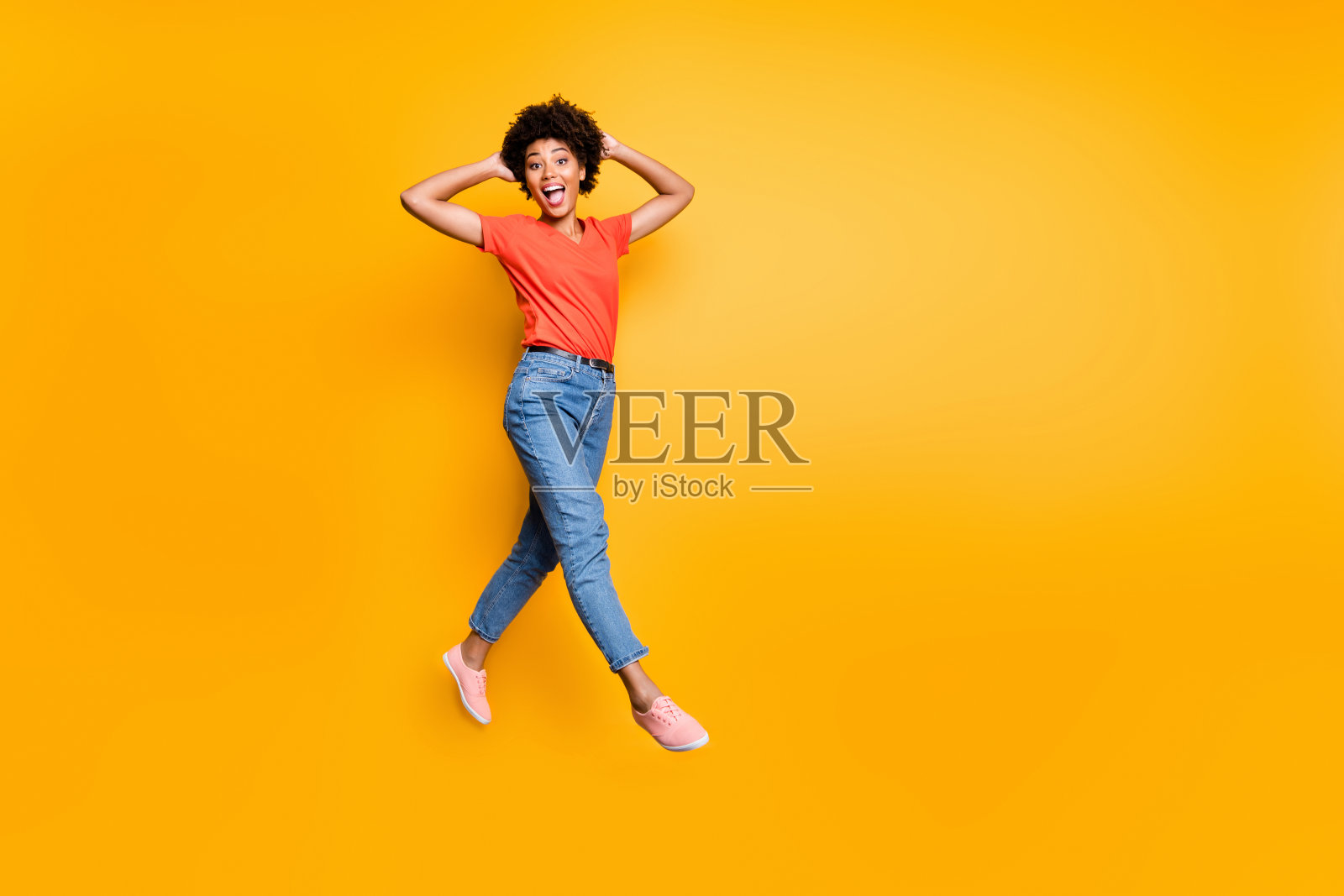有趣的funky疯狂的女孩的全长照片,有走,跳,去,感到快乐,有周末,在春天的空闲时间,穿红色时髦的衣服,运动鞋孤立在黄色背景照片摄影图片