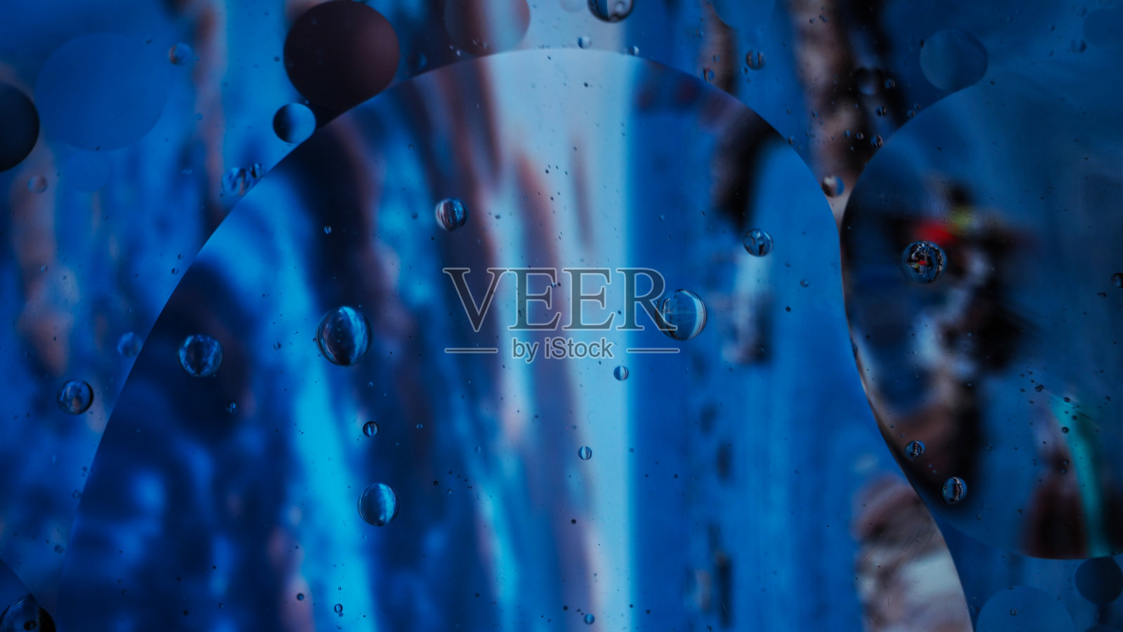 油滴在水面上-水气泡抽象光照明照片摄影图片