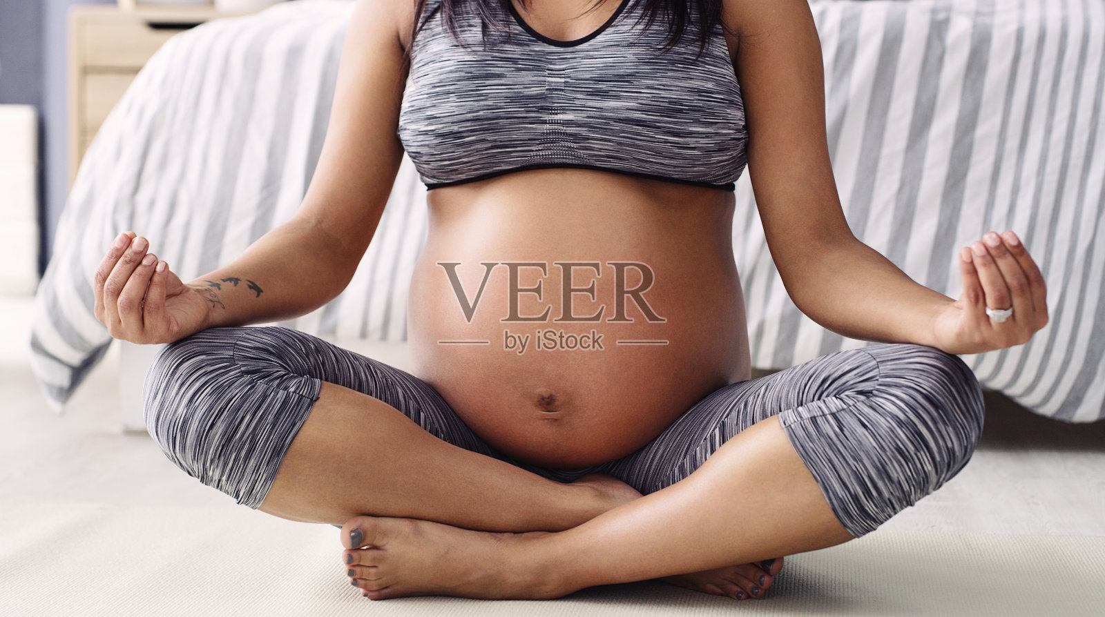 她正在为做母亲做好身心准备照片摄影图片