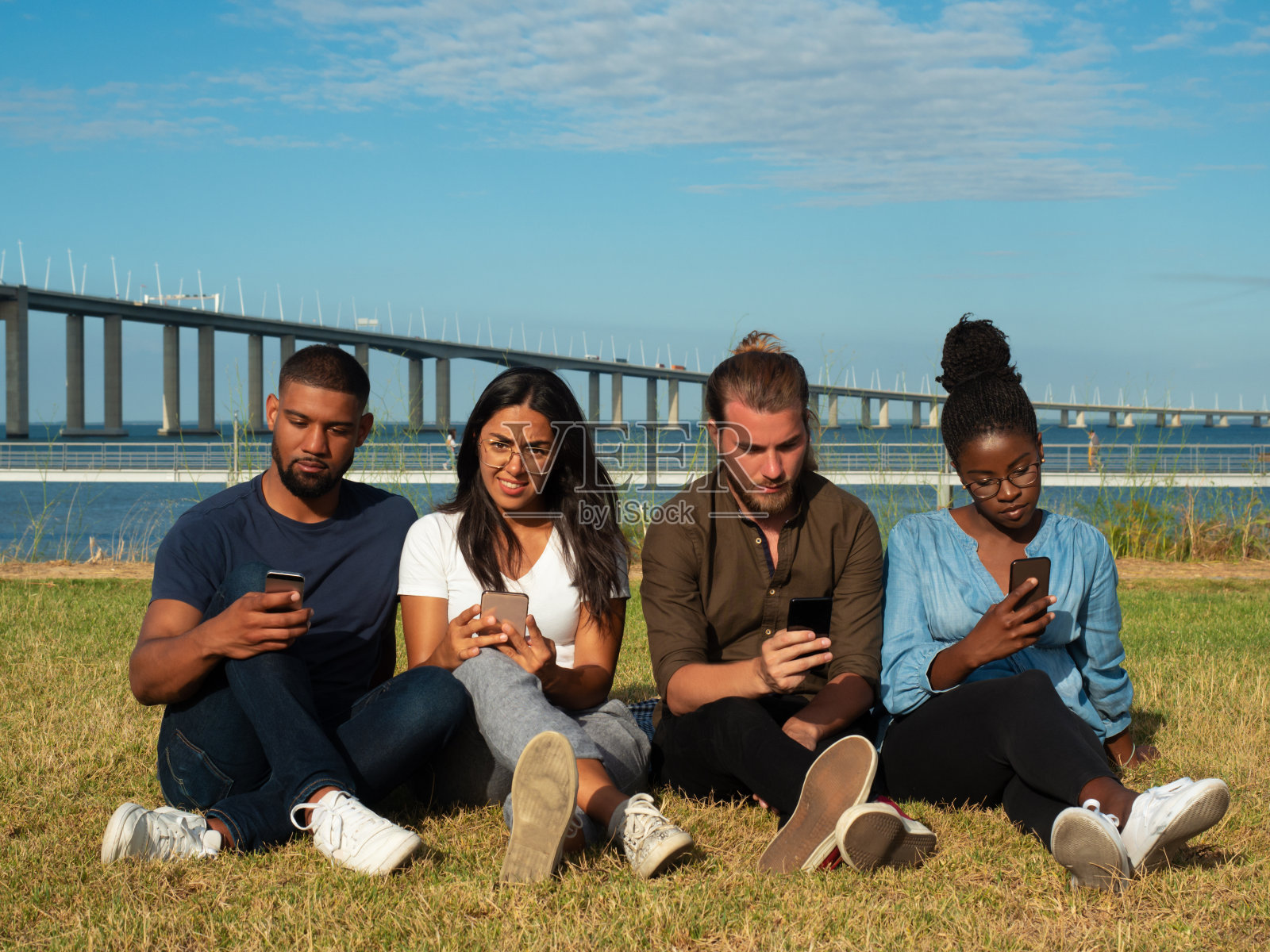 各种各样的朋友痴迷于电子产品照片摄影图片