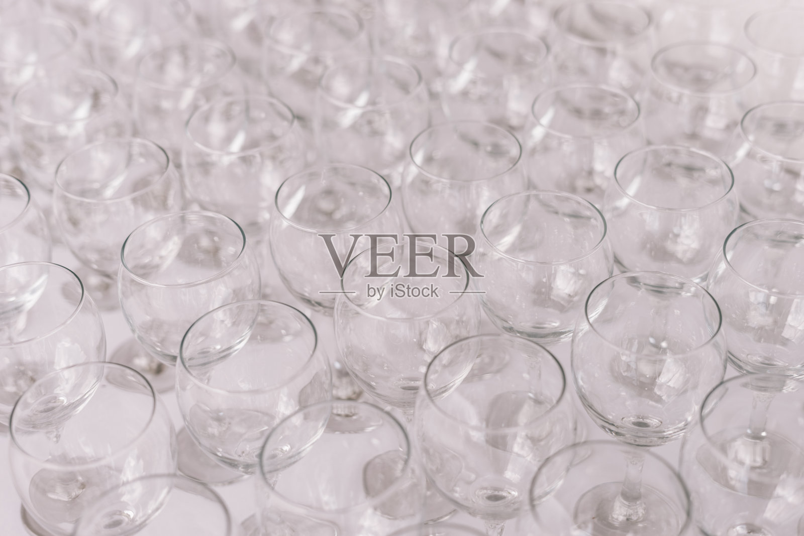 空的水晶透明玻璃杯照片摄影图片