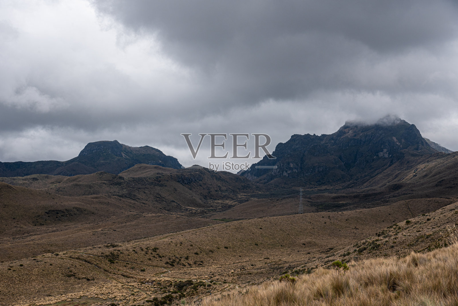 瓦瓦皮钦卡火山在阴天照片摄影图片