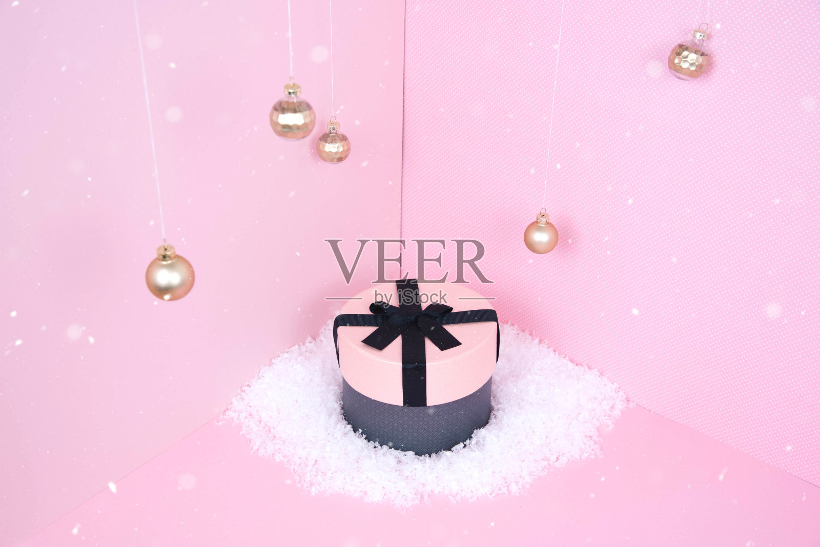 粉红色背景的圣诞礼物。圣诞节和假日概念。照片摄影图片