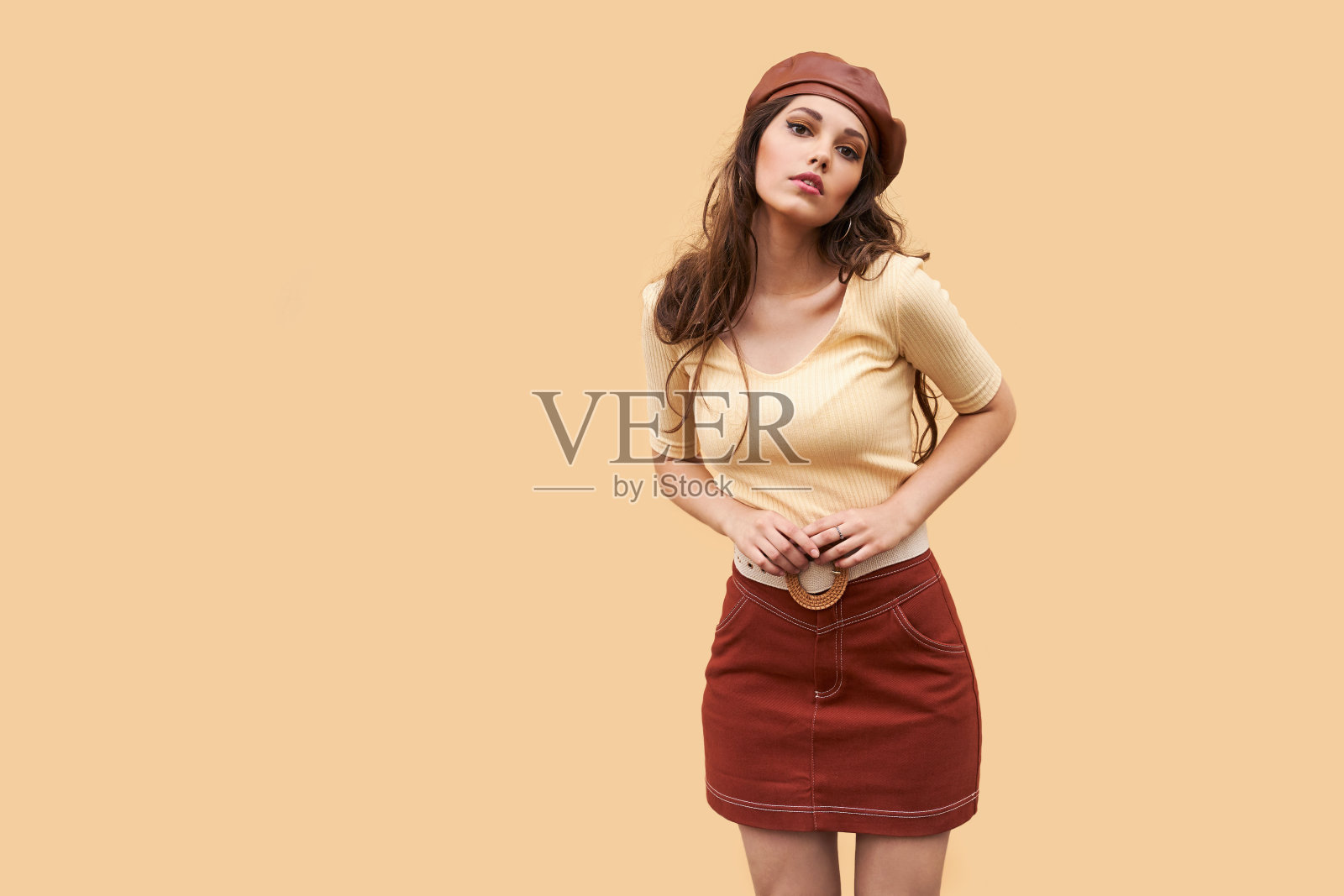 年轻美丽的女孩穿着复古的风格在古老的欧洲城市照片摄影图片