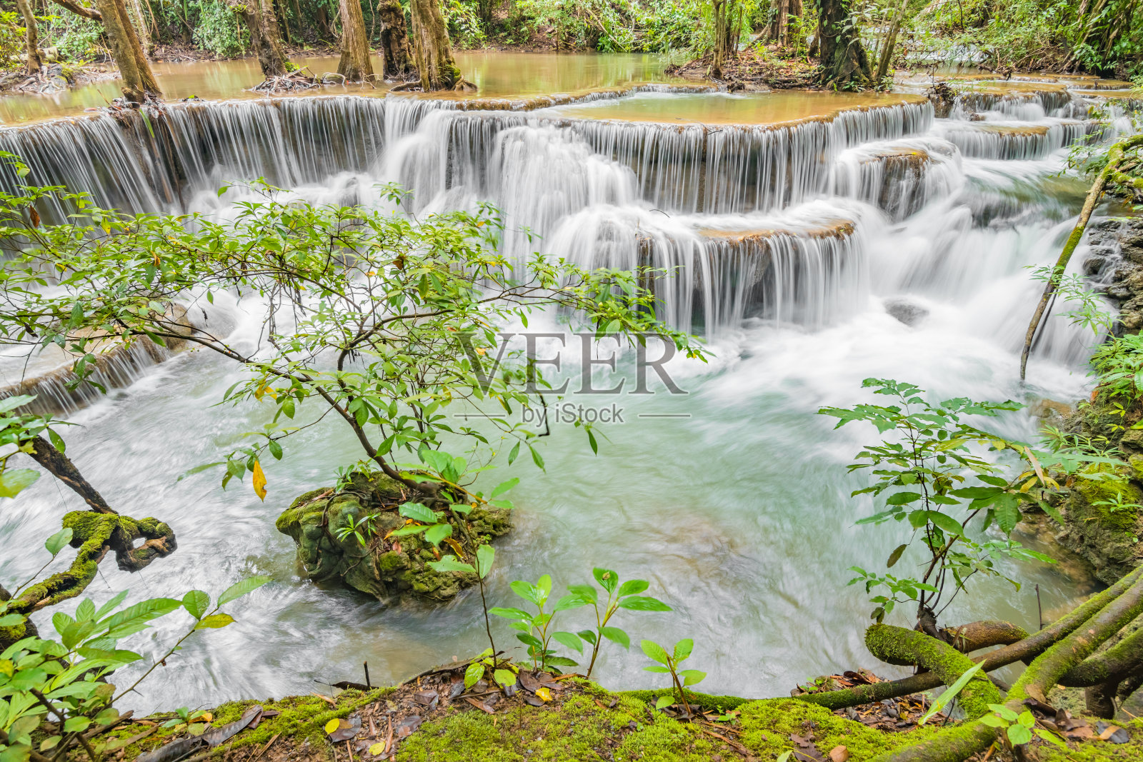 泰国北碧府热带雨林中的怀美卡明瀑布照片摄影图片