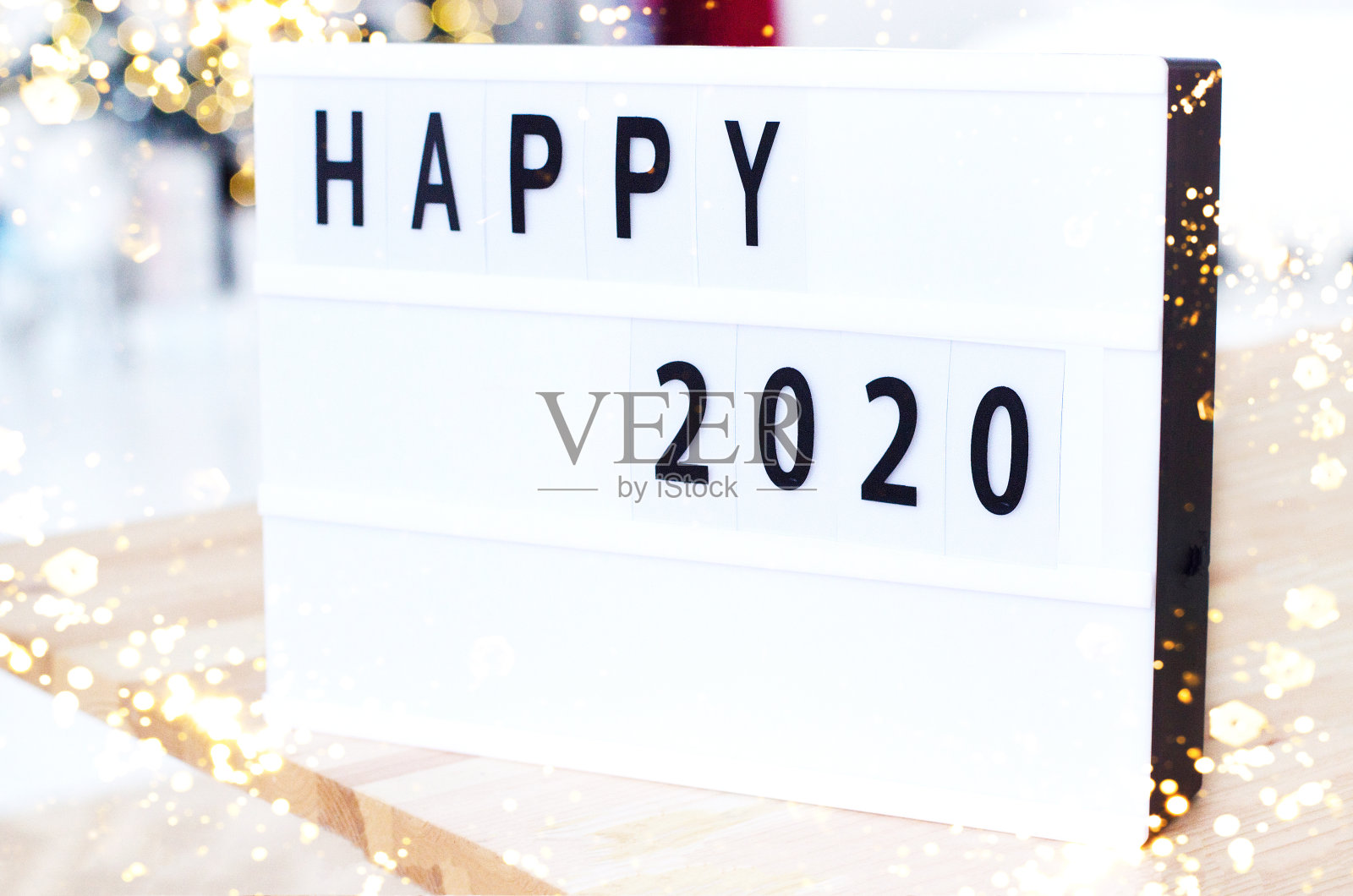 标签上写着“2020年快乐”。照片摄影图片