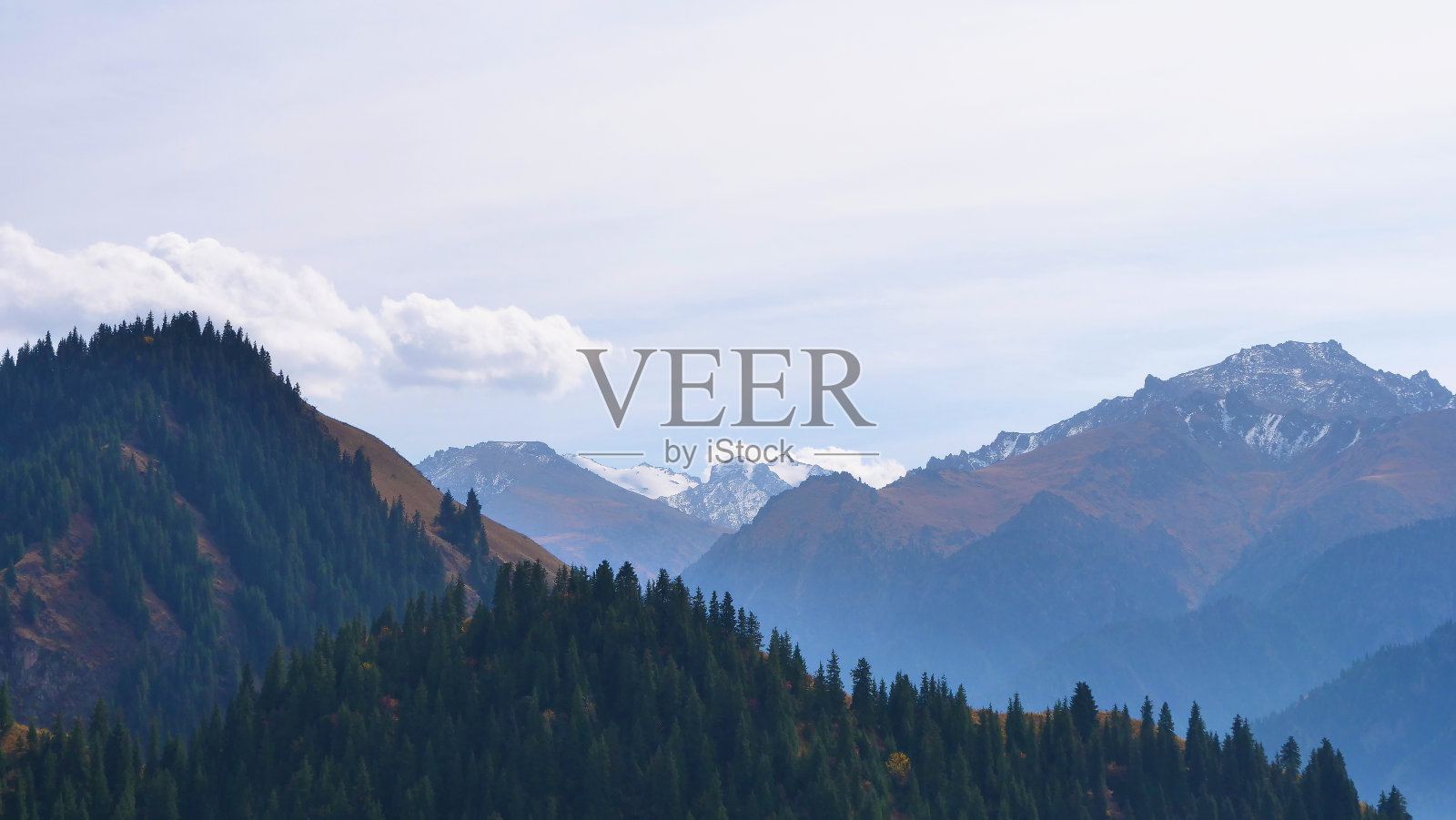 中国新疆天山天湖的自然景观。照片摄影图片