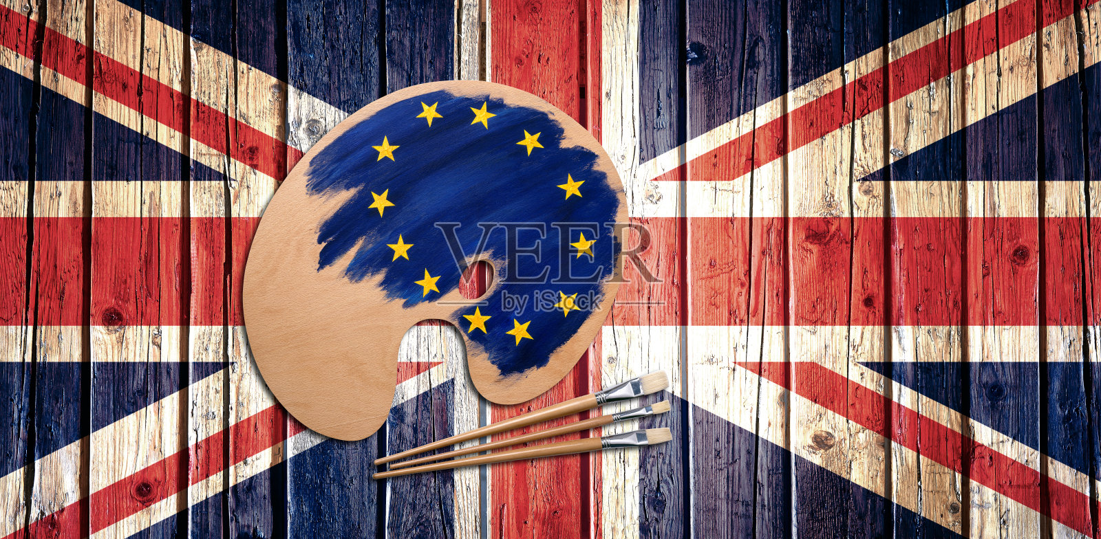 木制的艺术家的调色板上装满了欧洲国旗的颜料和画笔照片摄影图片