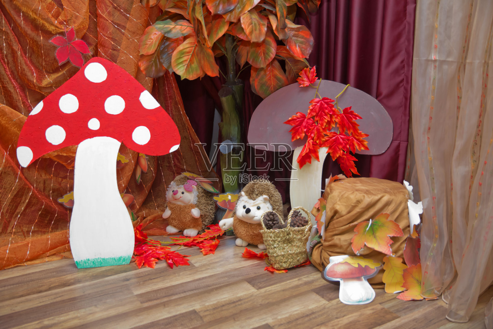 幼儿园的秋天场景。秋天的背景人工秋天的背景。蘑菇,红叶,刺猬,篮子。秋天的场景。照片摄影图片