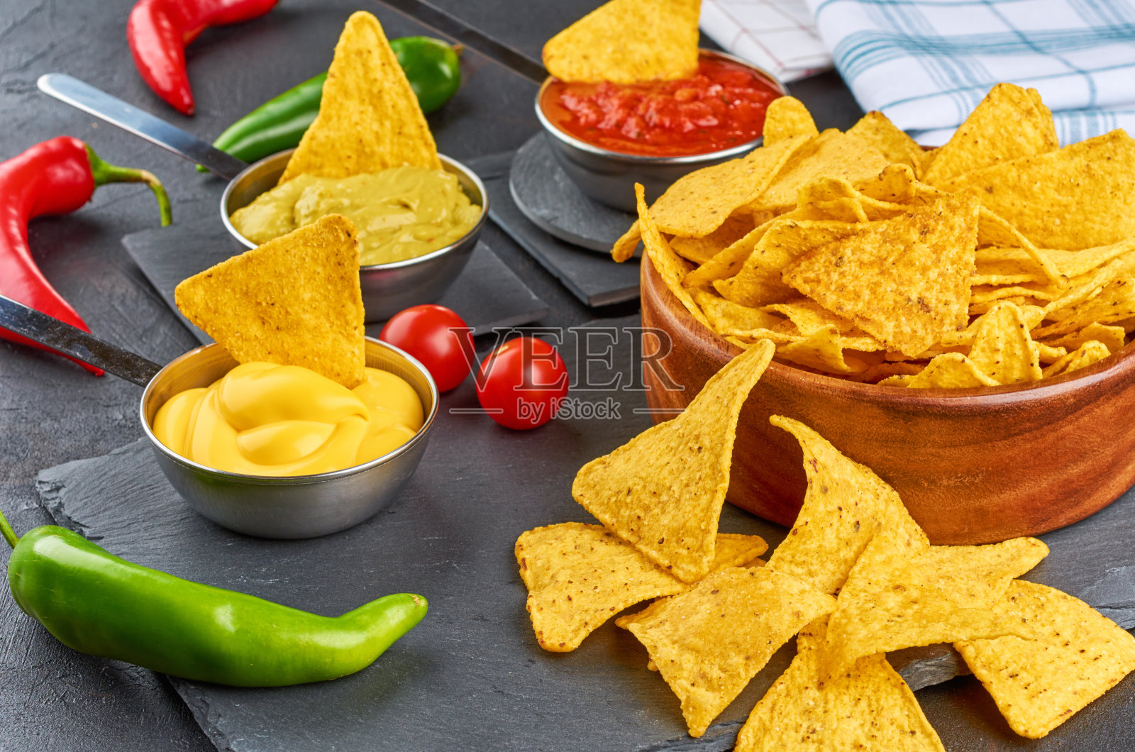 烤干酪辣味玉米片。墨西哥食物的概念。照片摄影图片