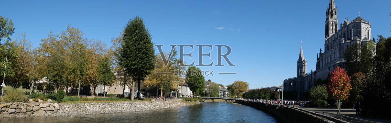 法国卢尔德市的长方形教堂照片摄影图片