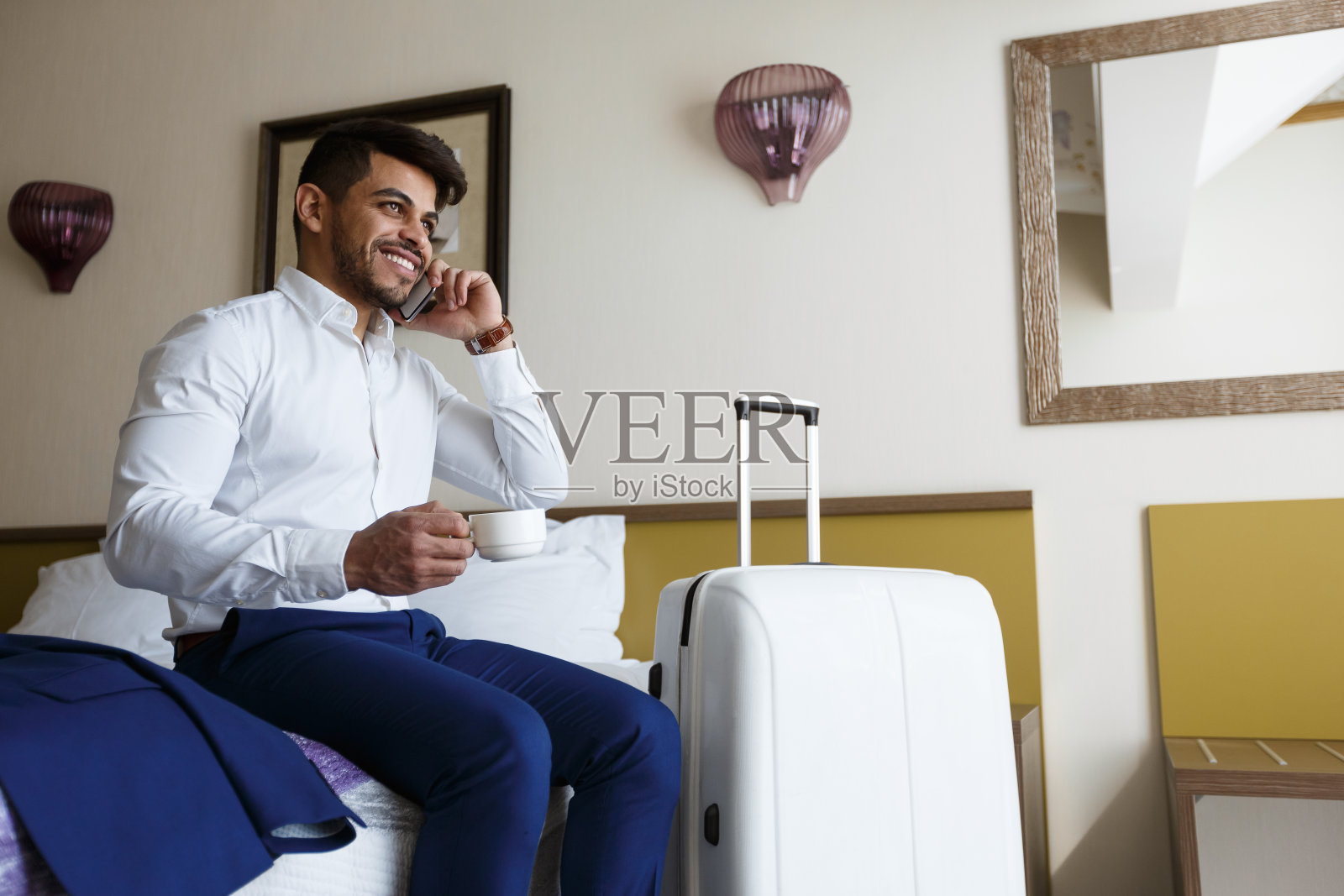 准备离开酒店的西装革履的帅气男人照片摄影图片