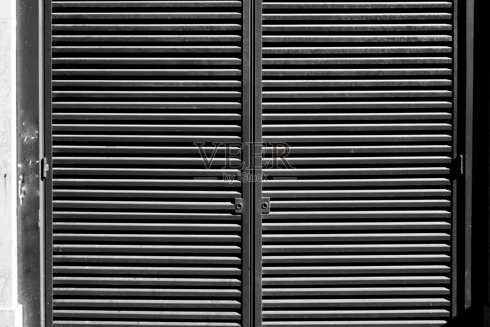 墙上的黑色百叶窗。照片摄影图片