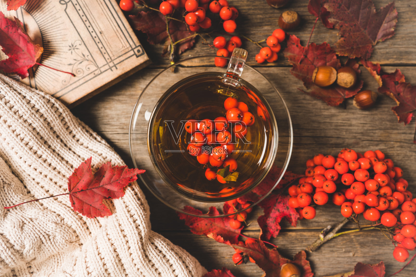 玻璃杯热茶,花梨花和大气的秋季装饰照片摄影图片
