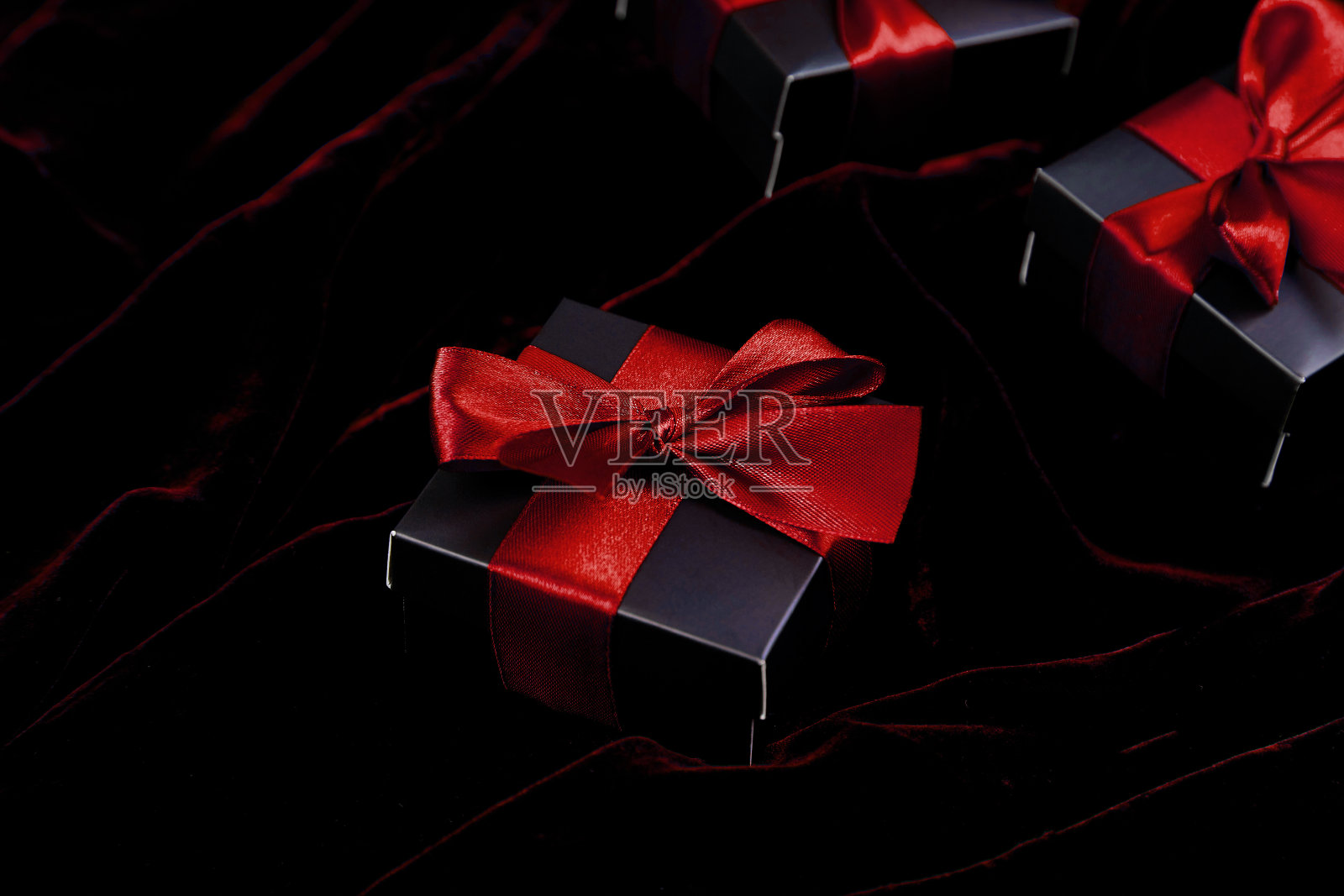 豪华的黑色礼盒与绿色丝带照片摄影图片