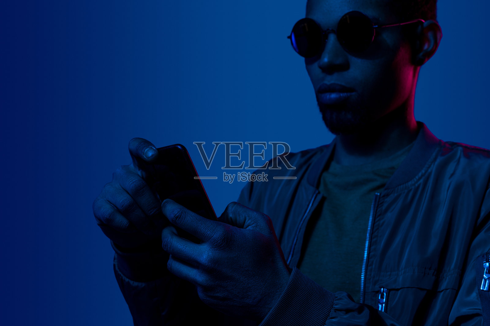 时髦的黑人在用智能手机照片摄影图片