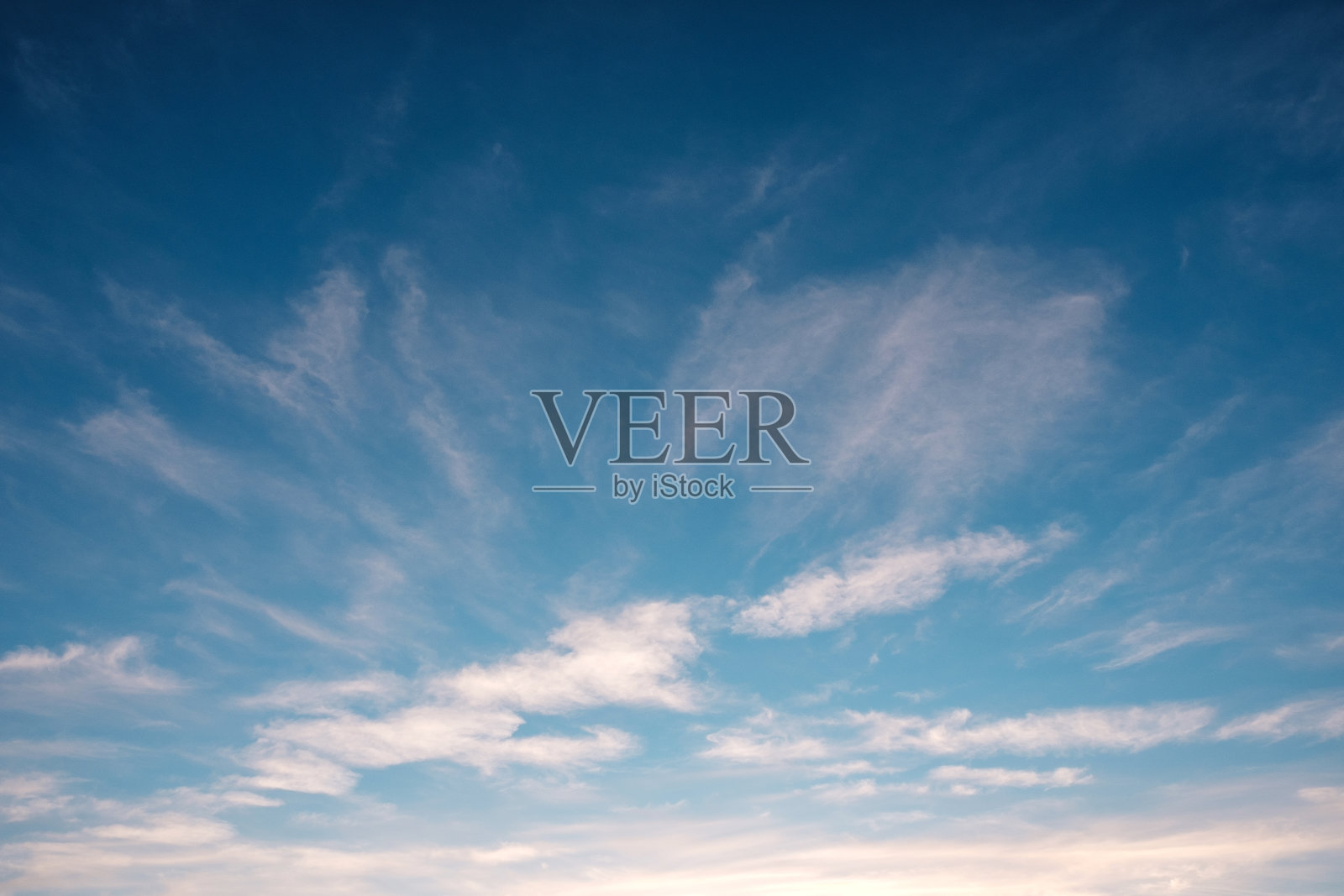 阴霾的天空和深蓝色的卷云照片摄影图片