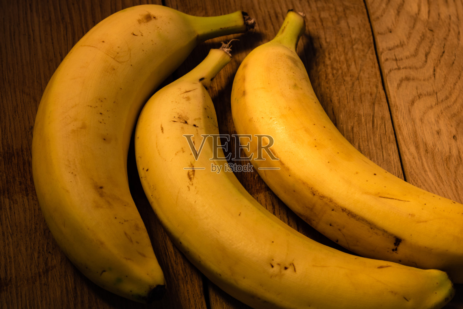 新鲜成熟的香蕉放在木板上。照片摄影图片