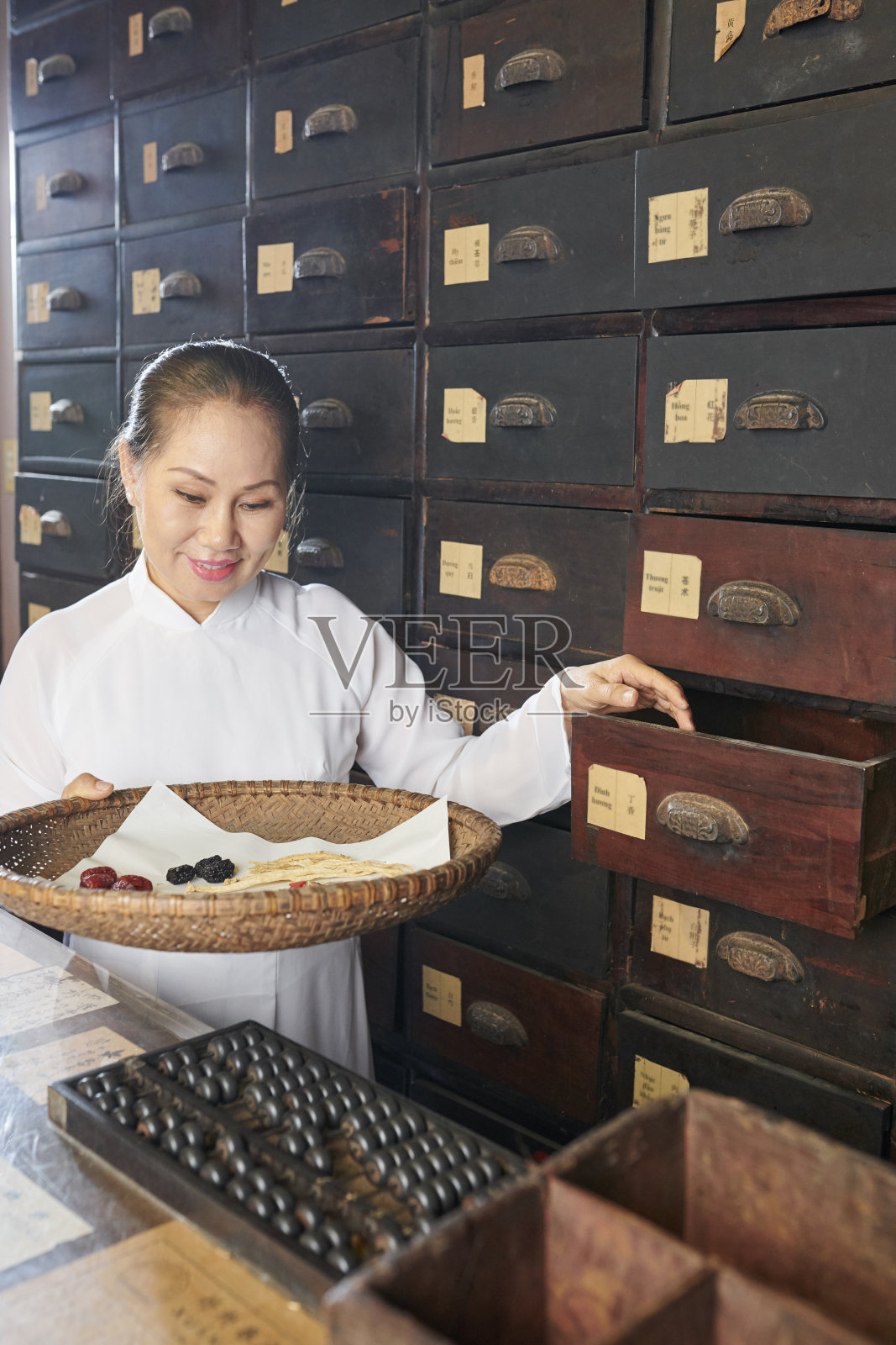 收集干法成分的女人照片摄影图片