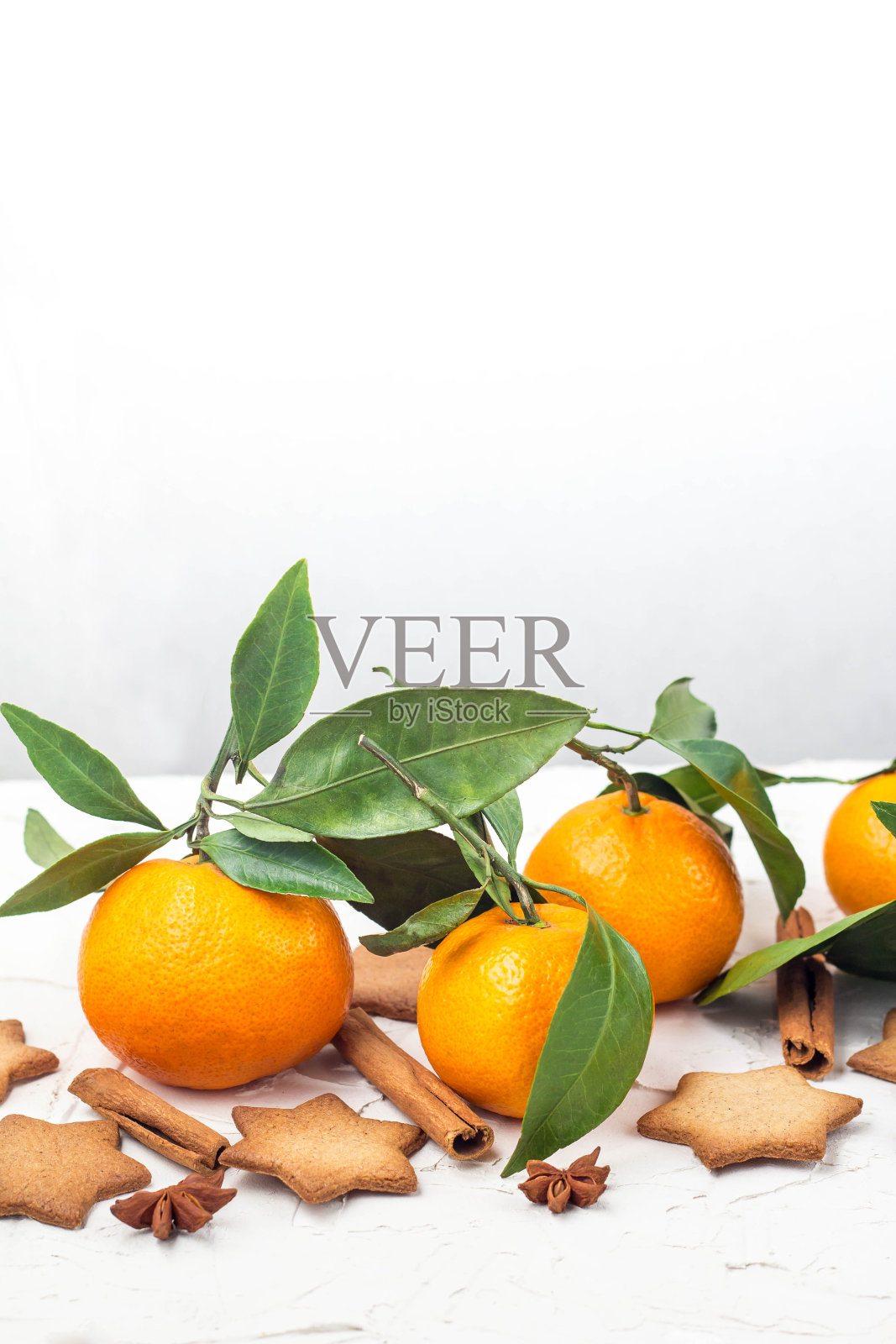 边界的圣诞星饼干与香料和普通话在白色背景与copyspace。照片摄影图片