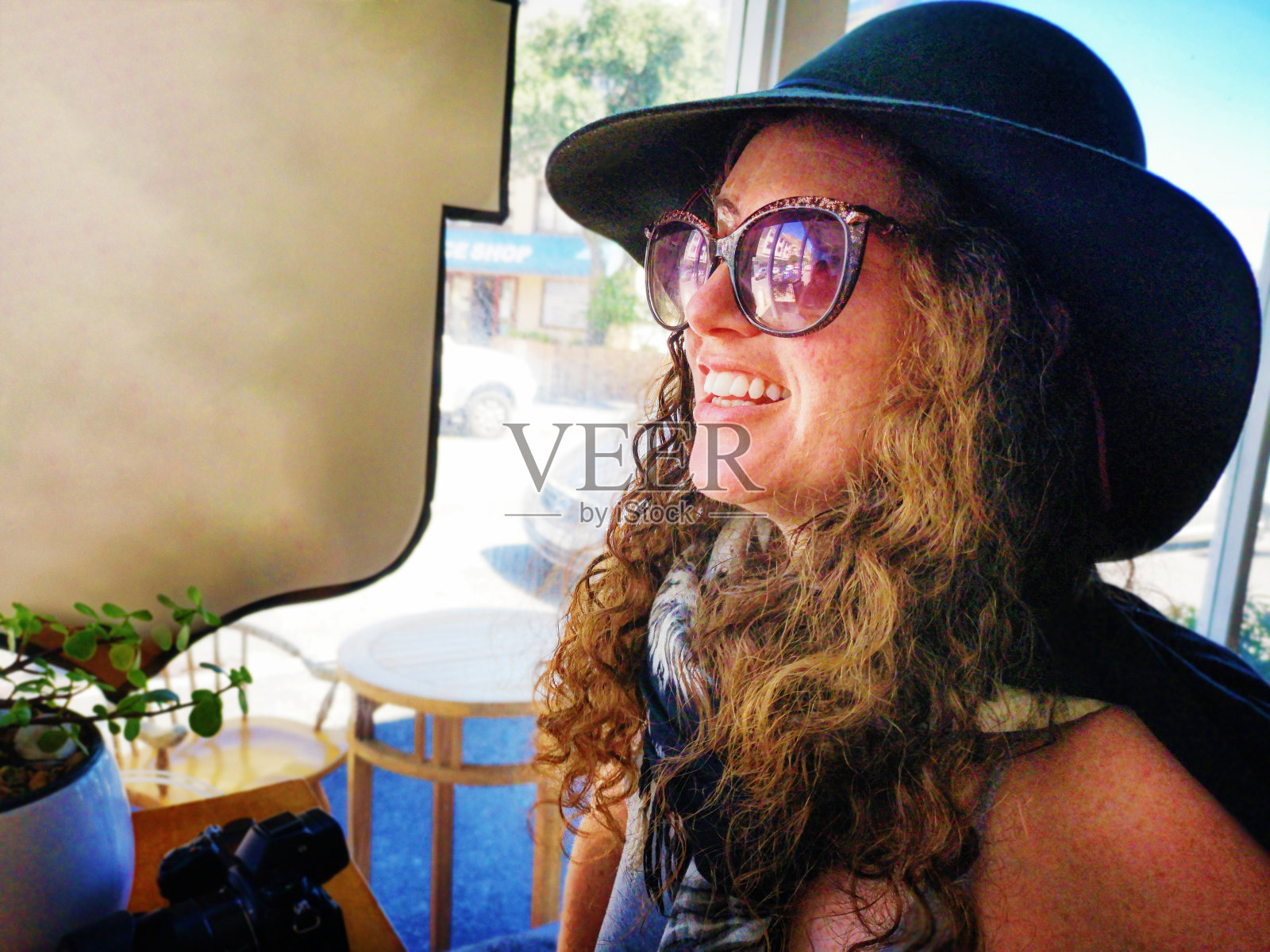 戴着时尚帽子和太阳镜的快乐中年妇女在微笑照片摄影图片