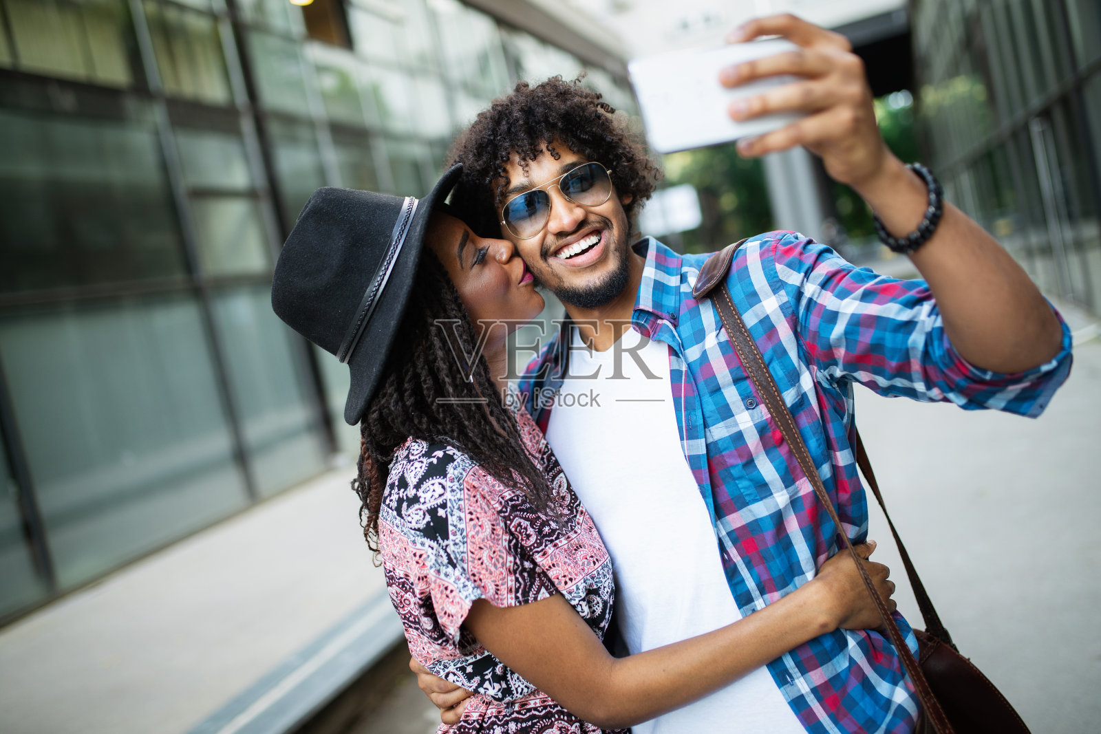 年轻美丽有趣的夫妇在街上享受户外的乐趣照片摄影图片