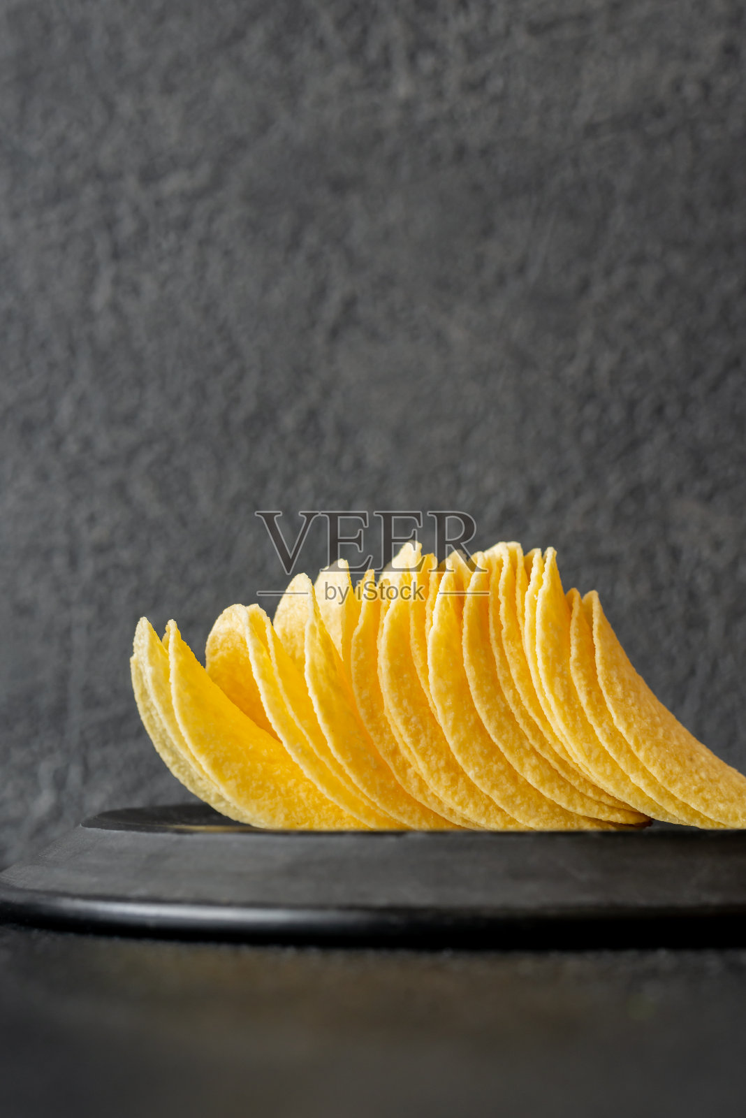 土豆片在盘子里照片摄影图片