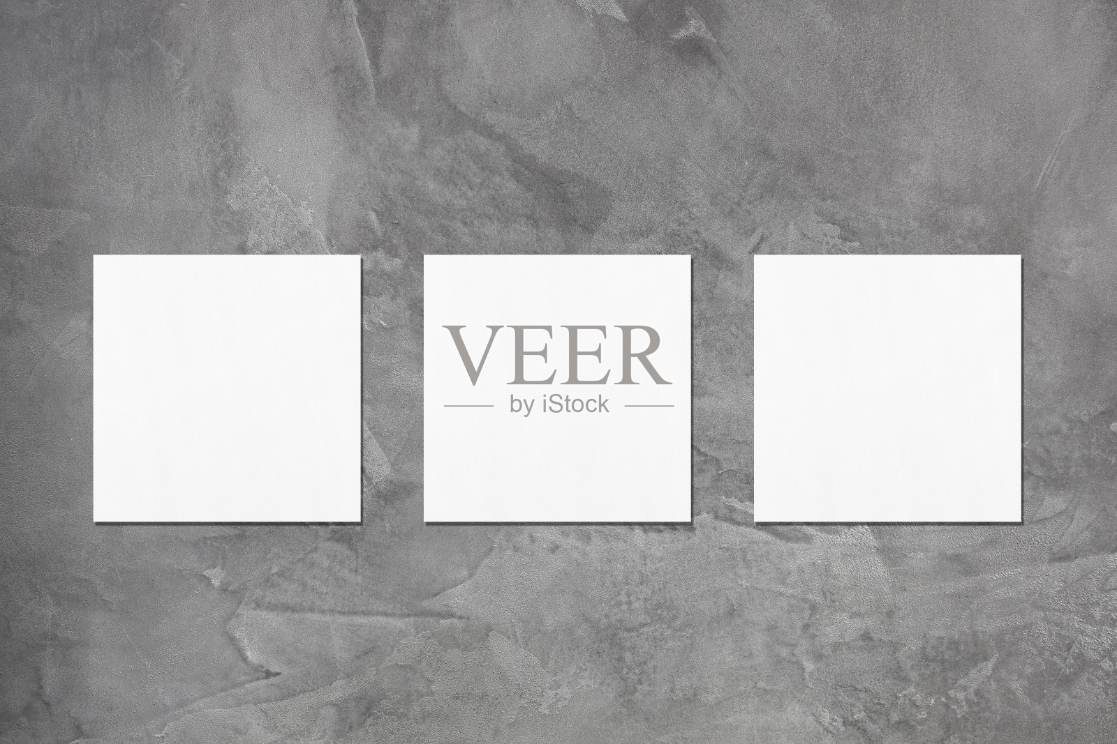 三个空白的白色方形名片模型在深灰色的混凝土背景上照片摄影图片