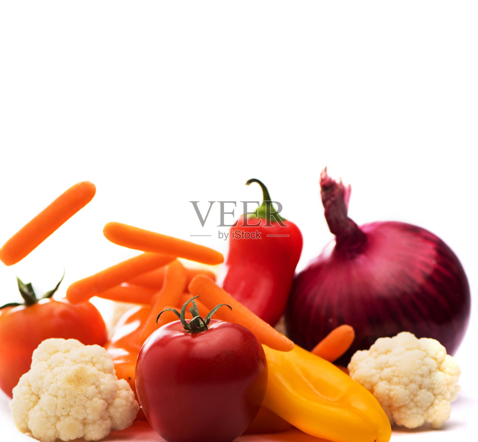 白色背景上的沙拉用的红番茄和蔬菜。花椰菜,胡萝卜,洋葱和辣椒。健康的概念。本空间照片摄影图片