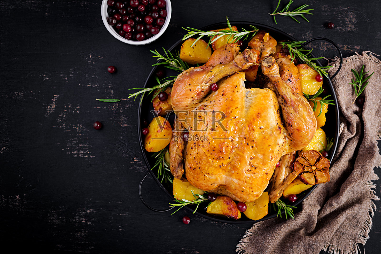 烤火鸡或鸡肉。圣诞餐桌上放着一只用亮片装饰的火鸡。炸鸡。表设置。圣诞晚餐。俯视图照片摄影图片