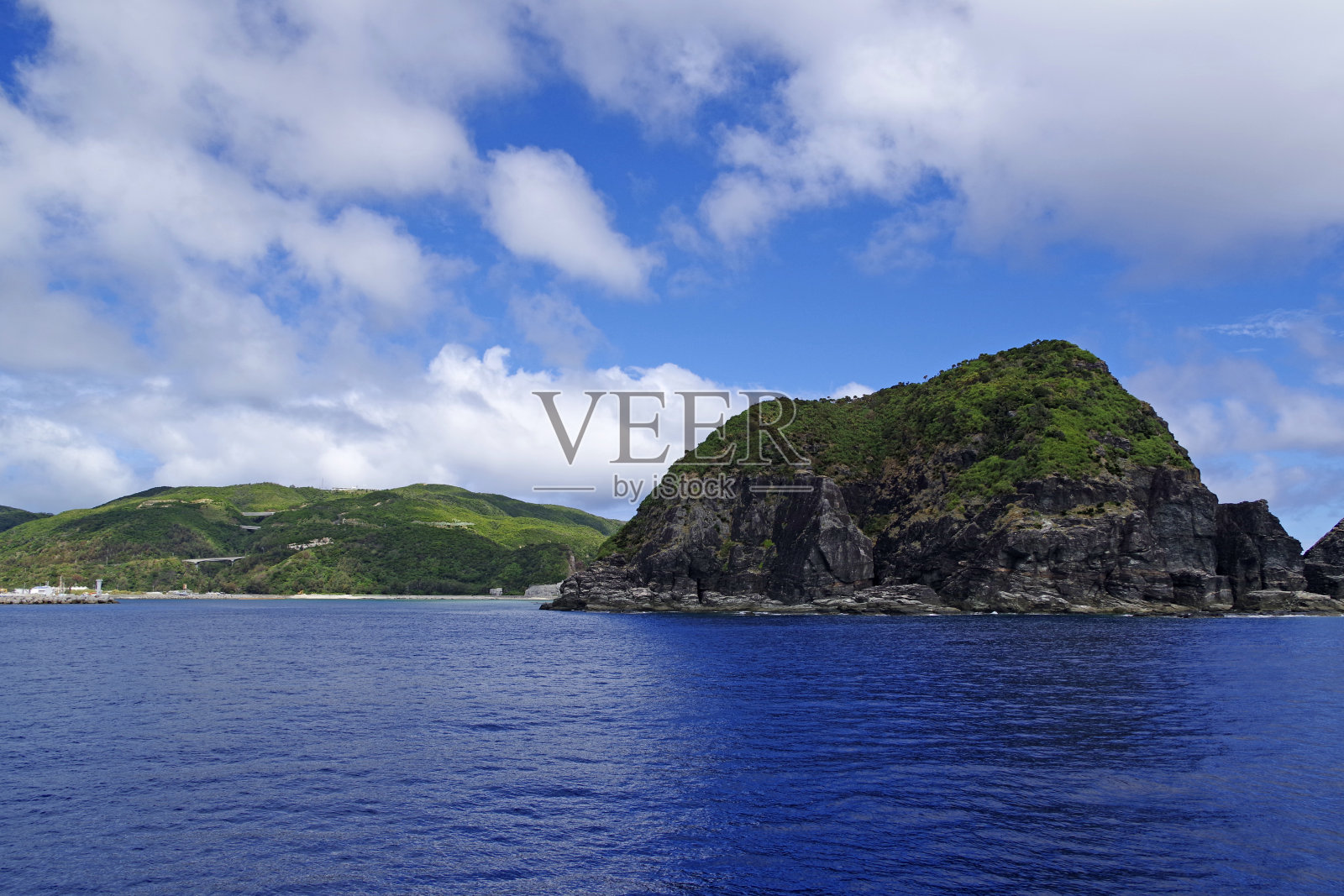 冲绳岛上无人居住的岛屿照片摄影图片